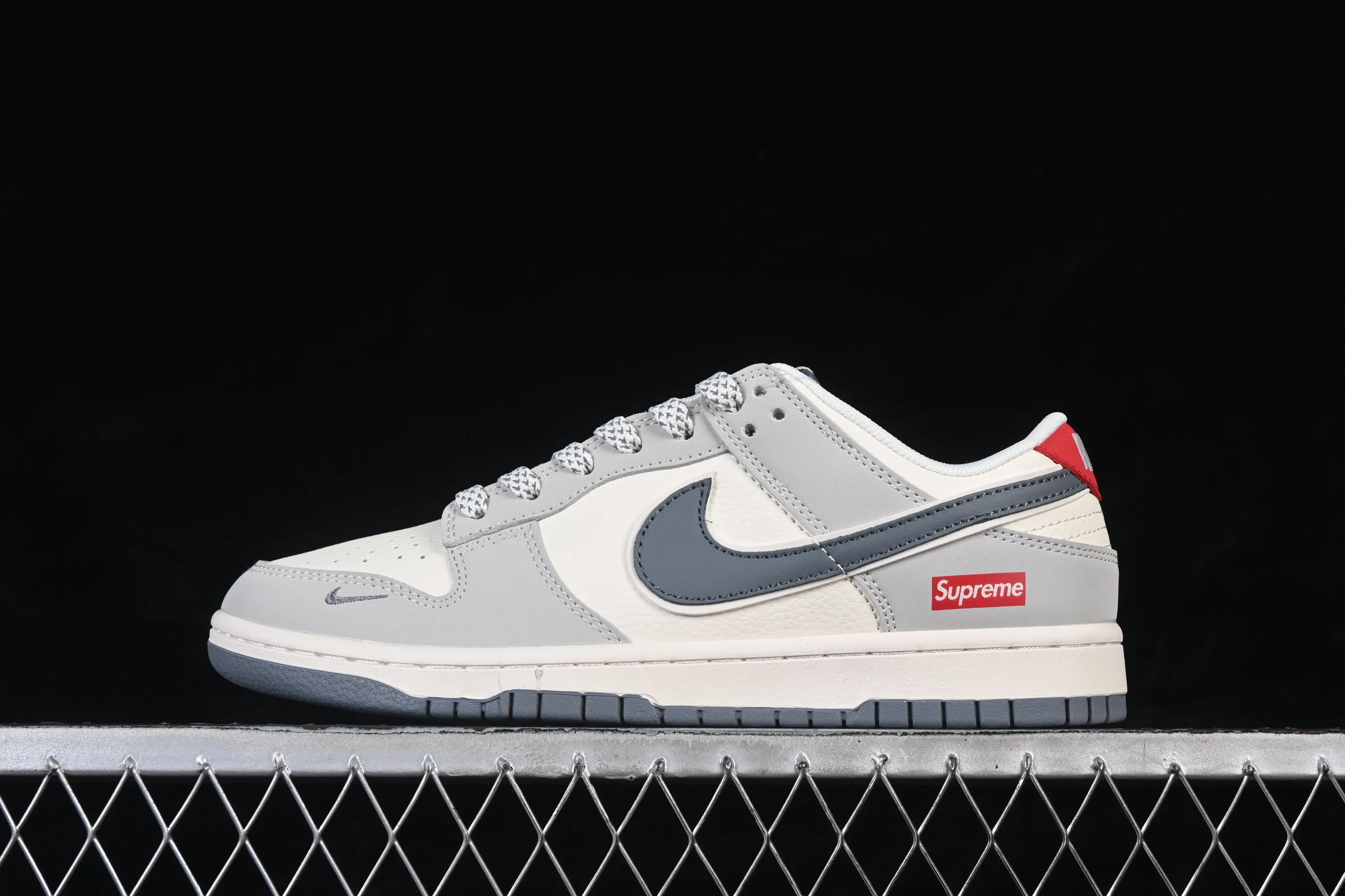 All categories Nk SB Dunk Series Nk SB Dunk Low High-end customized low-top sneakers Nike SB Dunk Low Supreme joint beige gray red Anniversary high-end customized low-top casual sneakers JP1628-029